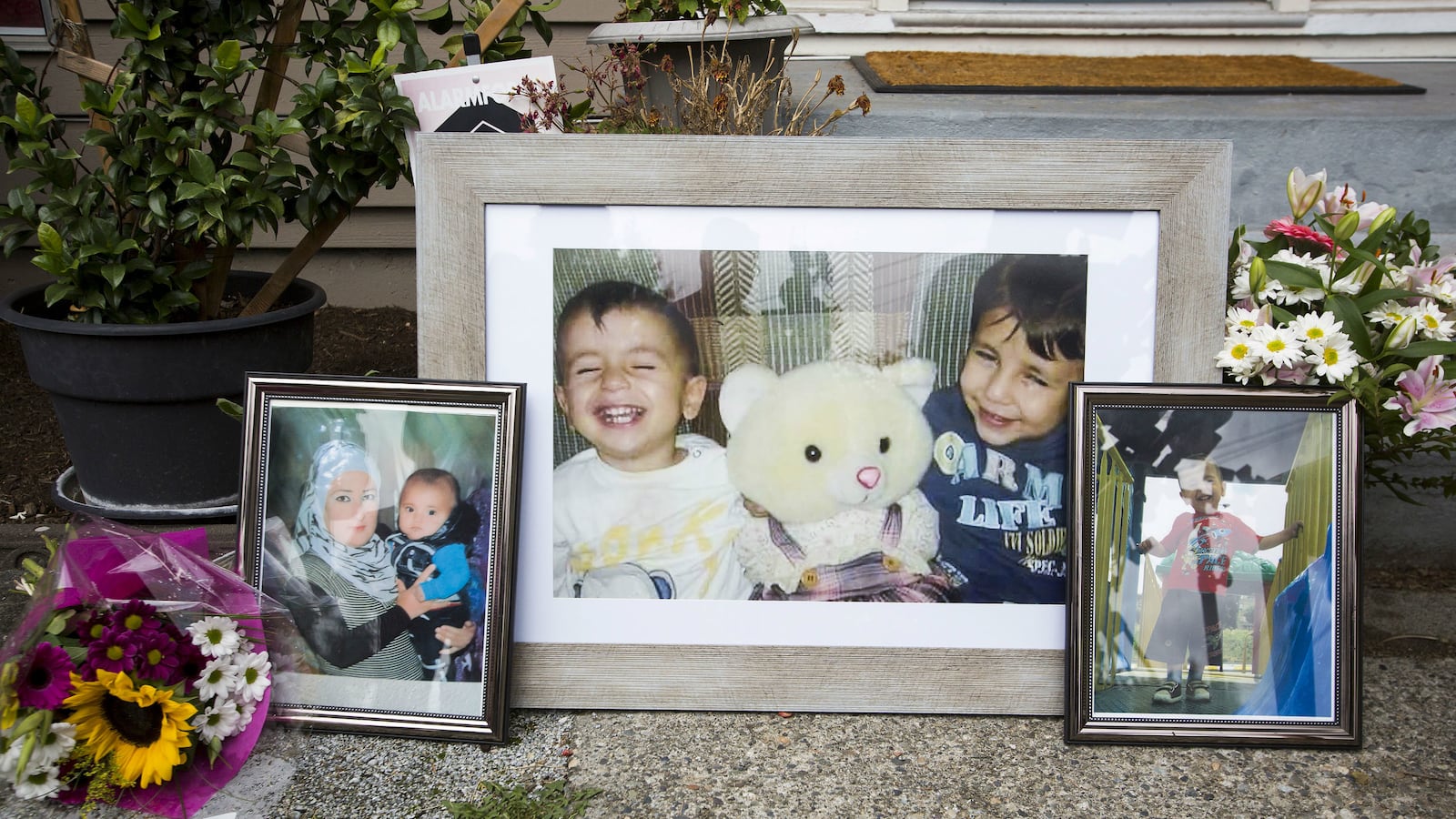 cheats/2015/09/04/drowned-boys-buried-in-syria/150904-aylan-kurdi-funeral-cheat_n7osej