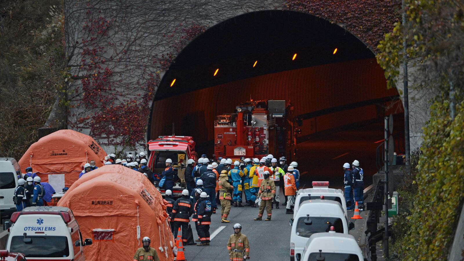 cheats/2012/12/02/japanese-tunnel-collapse-traps-cars/japan-traffic-tunnel-collapse-cheat_eadodl