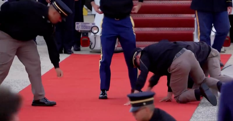 U.S. service members prepare the red carpet ahead of Xi Jinping's arrival.