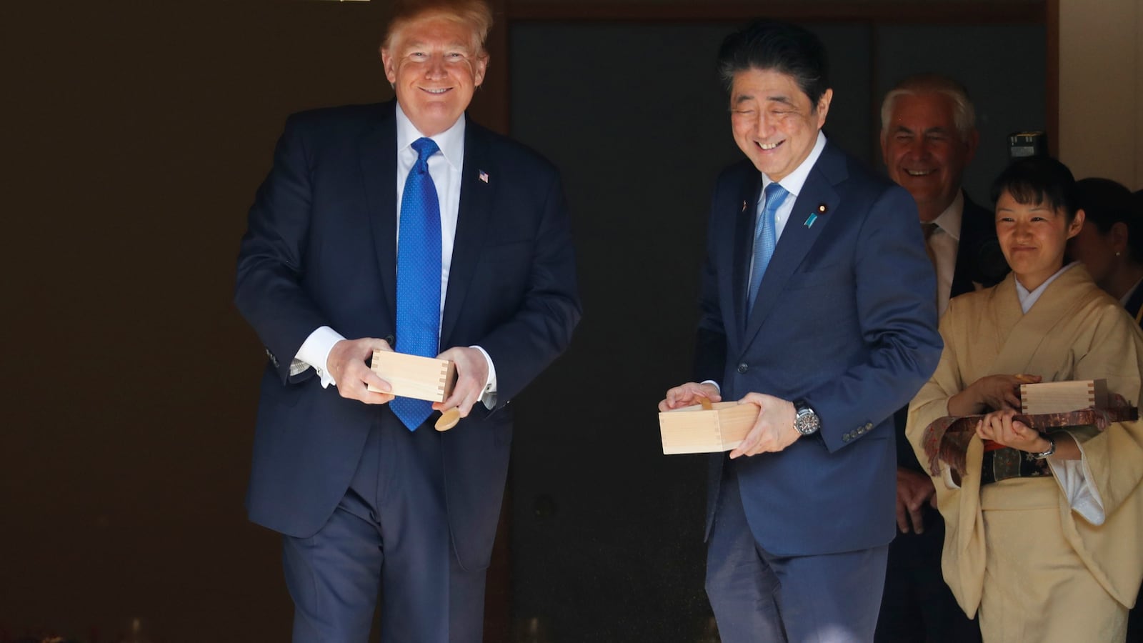 171105-trump-abe-japanese-cars-cheat_ovde5n