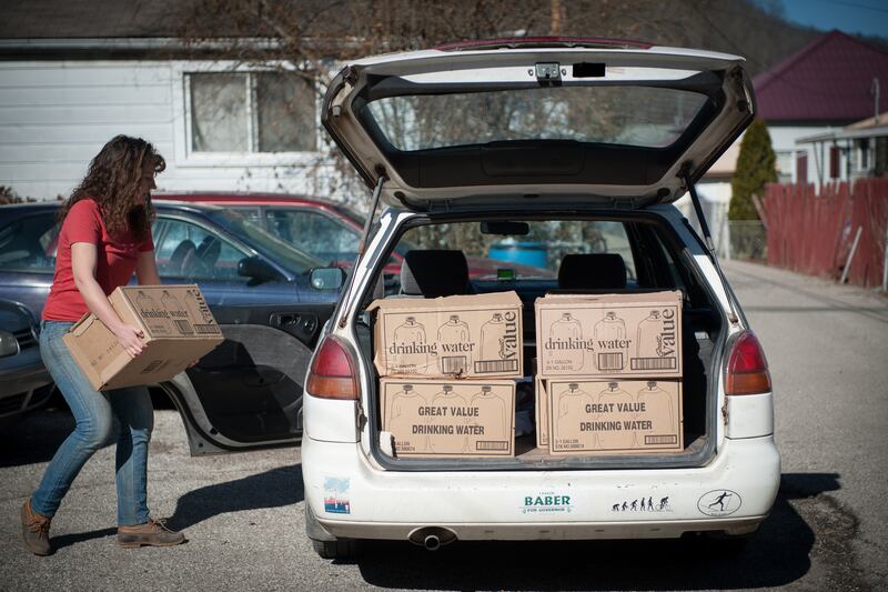 galleries/2014/03/02/the-west-virginia-river-no-one-can-drink-from-photos/140228-weastva-water3_wwh0kw