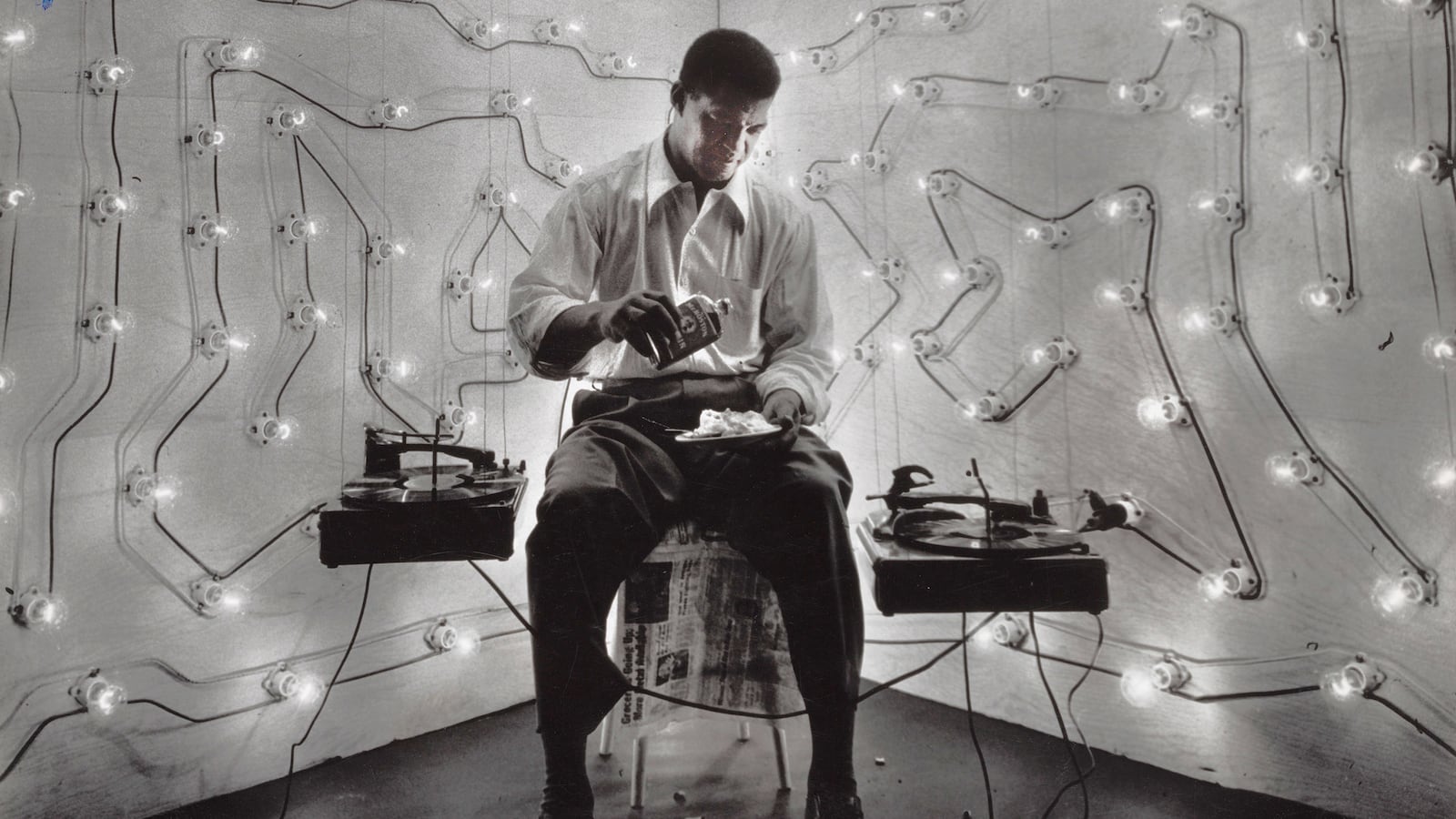 articles/2016/06/19/when-ralph-ellison-and-gordon-parks-took-on-harlem/160618-mills-gordon-parks-ralph-ellison-tease_alguhr