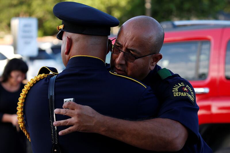 galleries/2016/07/12/a-tearful-day-in-dallas-photos/160713-dallas-funerals-04_hgcya9