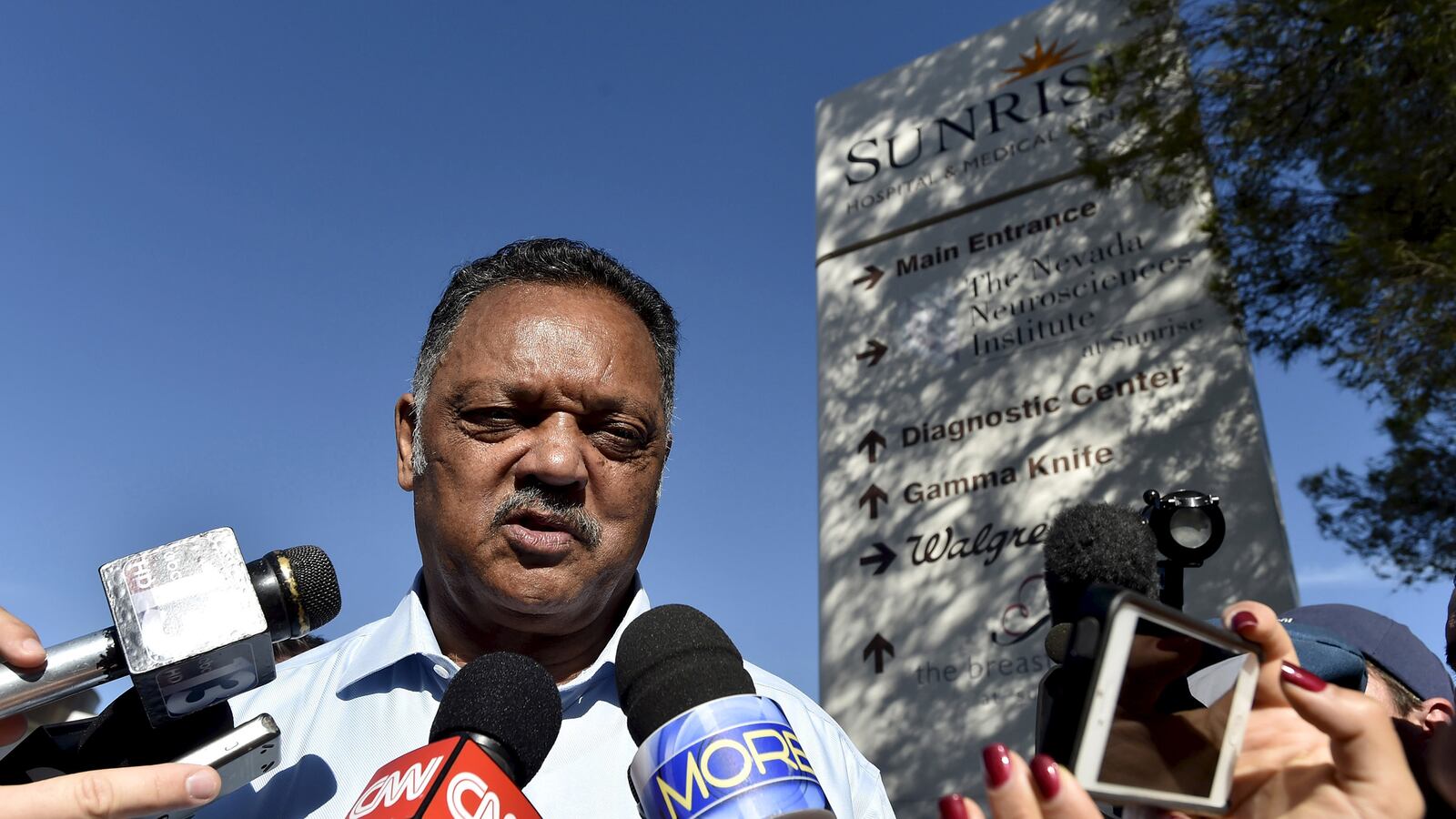 articles/2015/10/14/rev-jesse-jackson-clarifies-lamar-odom-s-condition-he-s-a-very-sick-man/151014-yamato-jackson-tease_pxchsj