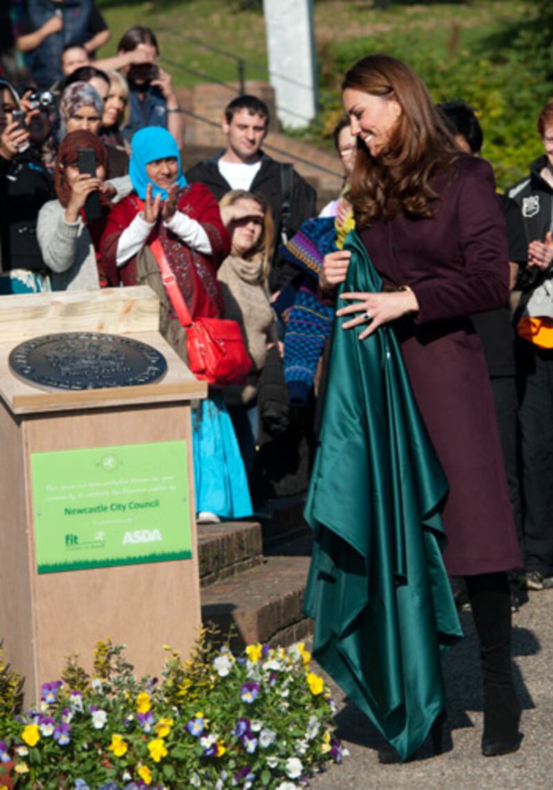 galleries/2012/10/10/hugs-and-kisses-kate-recalls-diana-s-touch-as-she-visits-newcastle/kate-newcastle-gallery1_tfqvbl