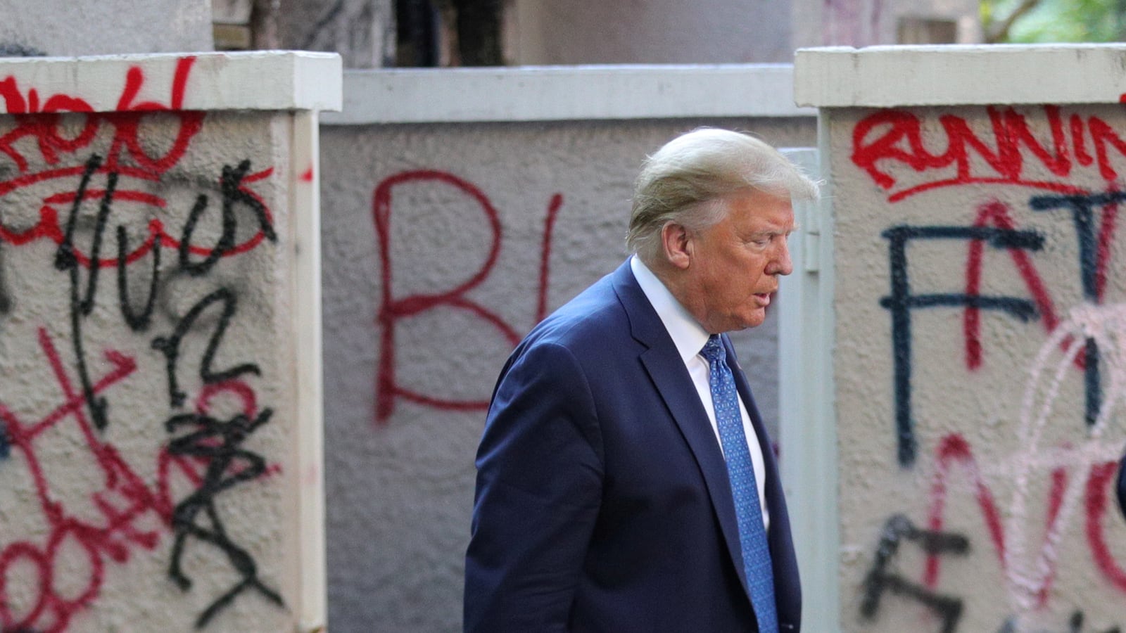 2020-06-04T100201Z_2077822457_RC2A2H9TT6C3_RTRMADP_3_MINNEAPOLIS-POLICE-TRUMP-RISKS_curs0k