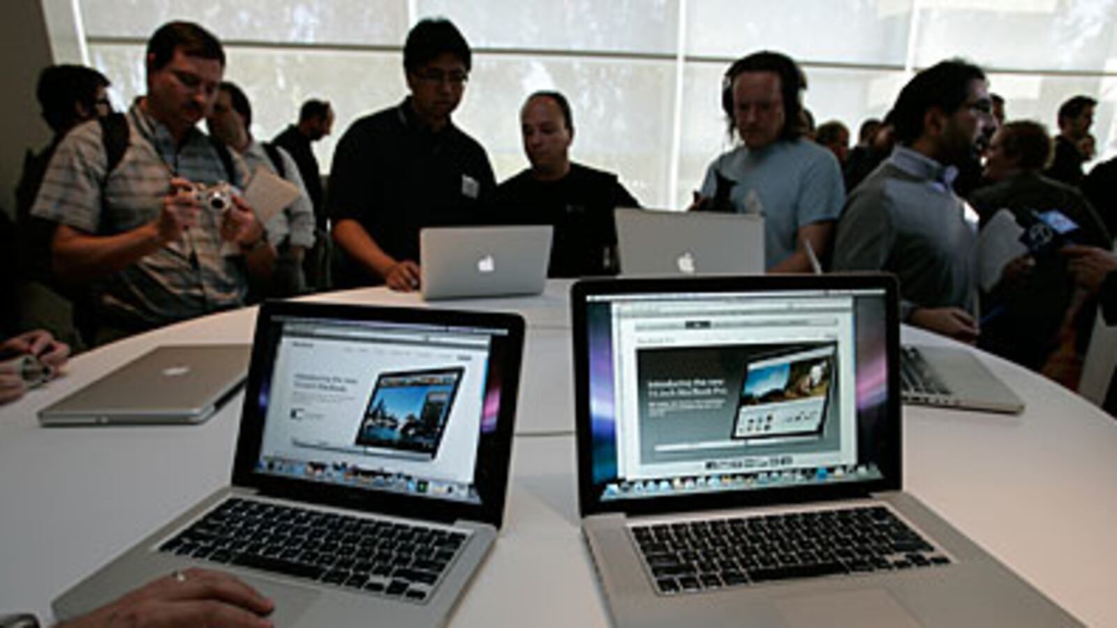 cheats/2008/10/14/apples-new-laptops/new-macbook_pgaphh