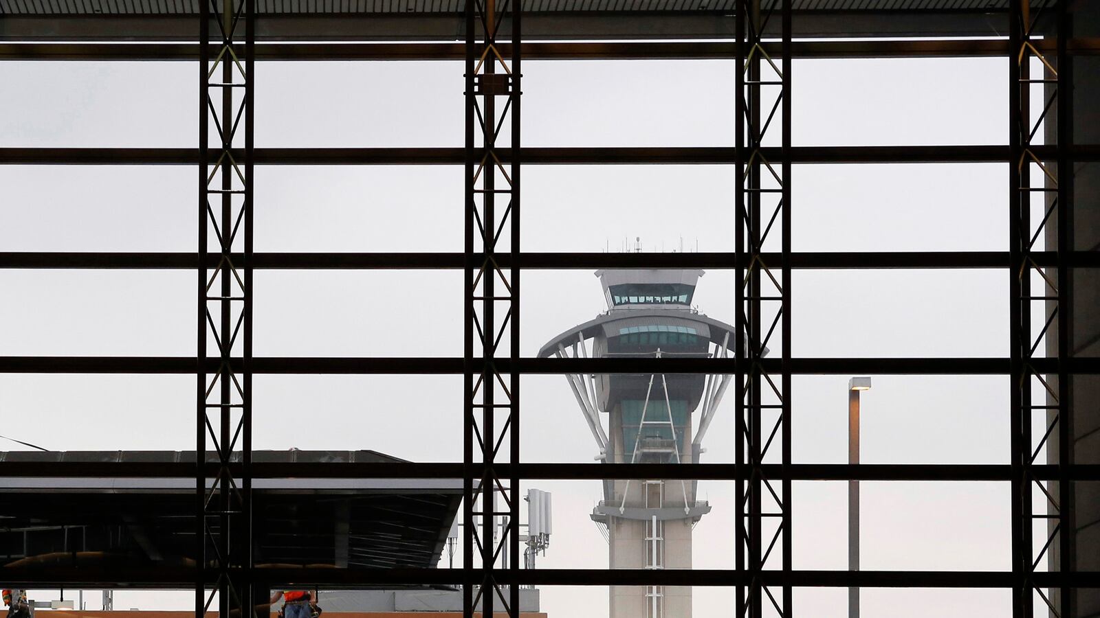 cheats/2013/10/16/lax-worker-arrested-for-ice-bomb/131016-lax-dry-ice-cheat_bsgeoz