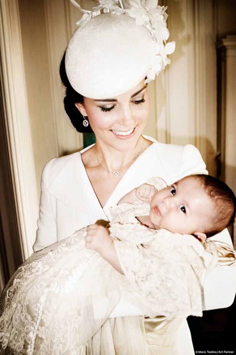 articles/2015/07/09/mario-testino-s-adorable-royal-christening-photos-released/150706-sykes-testino-photos-embed3_uczmik