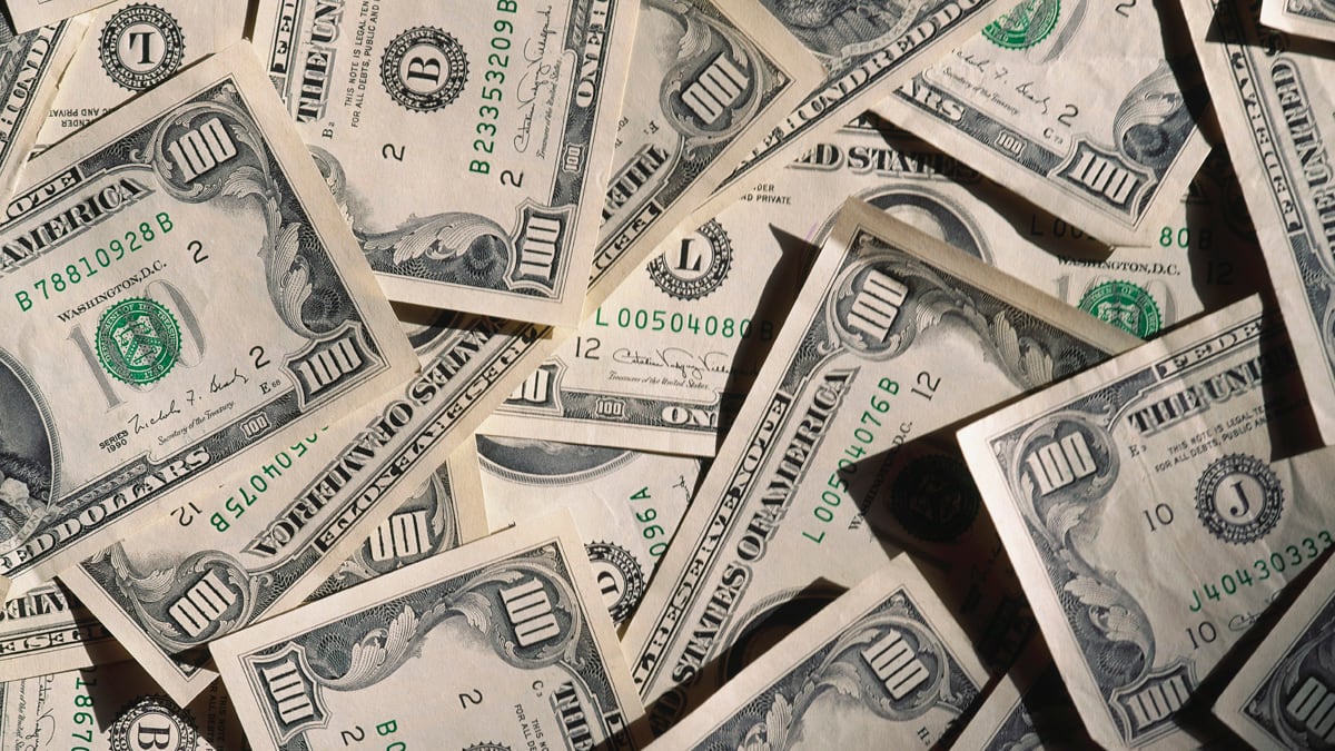 cheats/2011/12/21/22-year-old-buys-88m-apartment/money-hundred-dollar-bills-cheat_vxo7oa