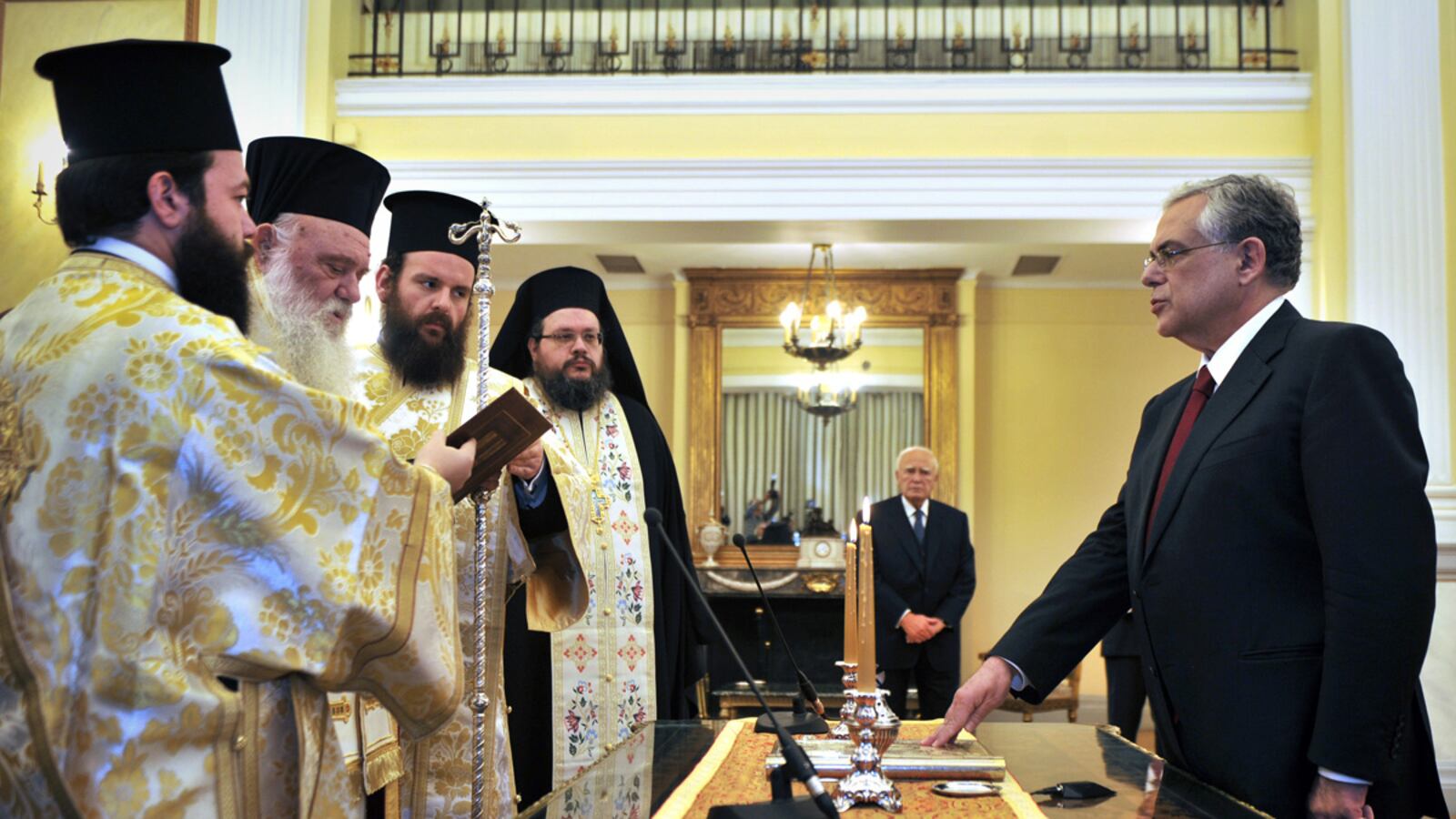 cheats/2011/11/11/new-pm-sworn-in/greece-lucas-papademos-sworn-in-cheat_k1nwqw
