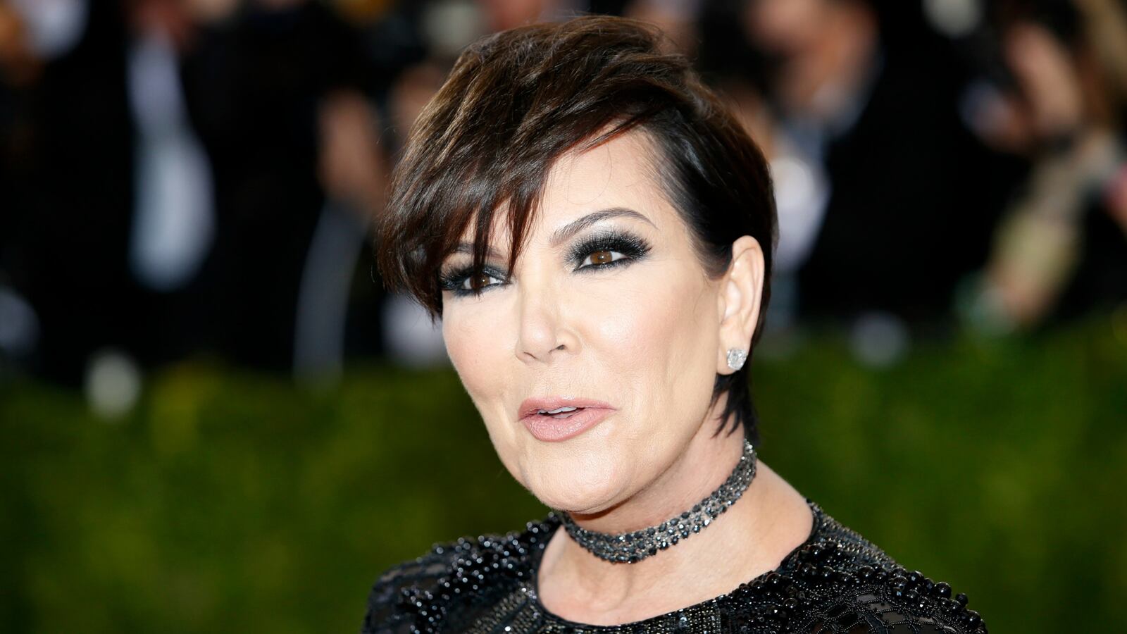 cheats/2016/05/23/kris-jenner-changing-name-back-to-kardashian/160524-kris-jenner-cheat_ughr81