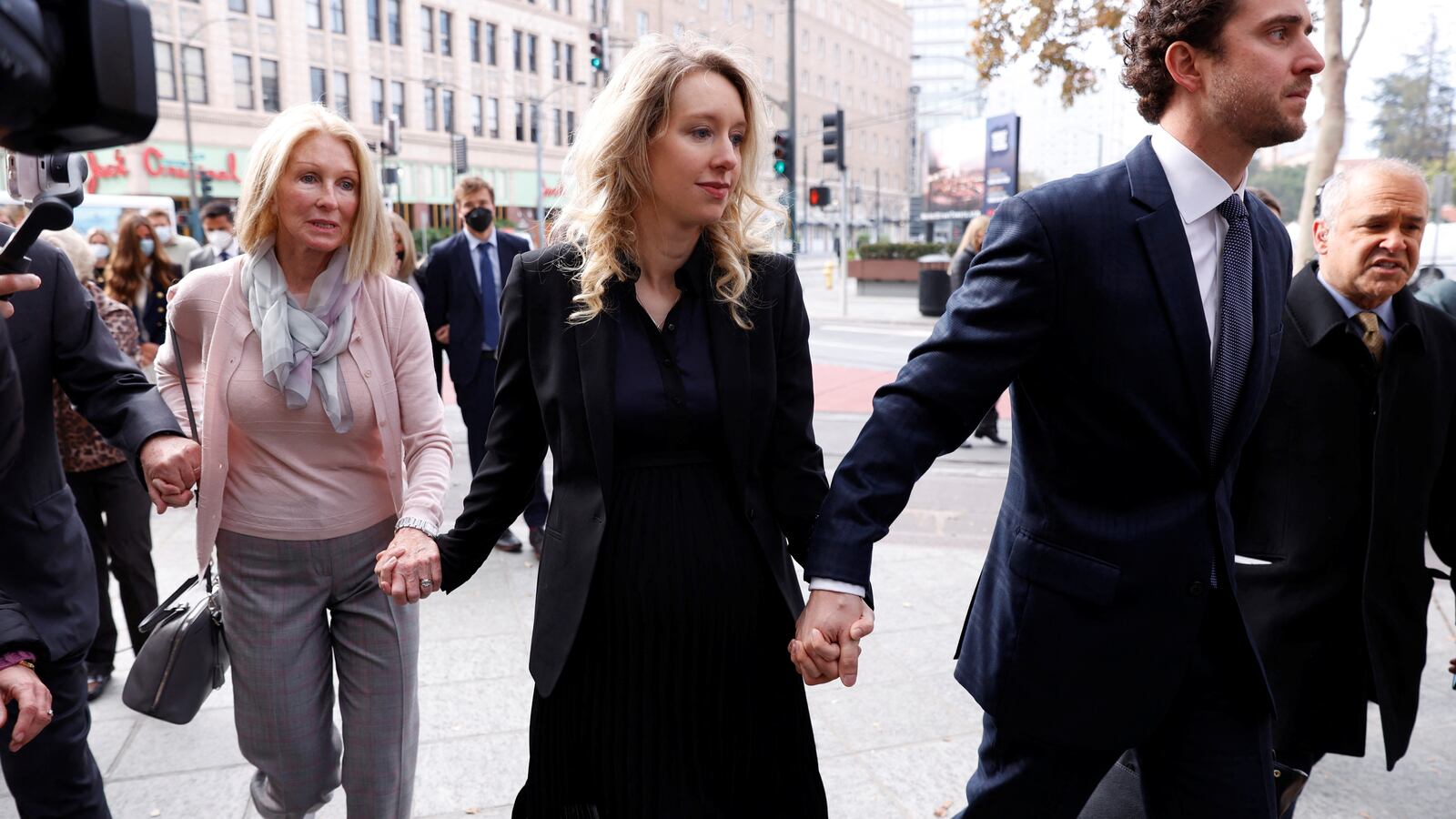 2022-11-18T181529Z_1441191557_RC2IOX9KS278_RTRMADP_3_THERANOS-HOLMES_qbd5oj