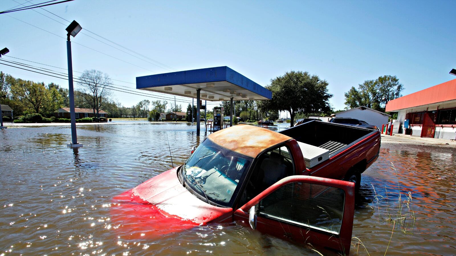 cheats/2016/10/10/hurricane-matthew-kills-20-in-u-s-and-strands-1-5k-in-nc/161010-hurricane-NC-20-dead-cheat_cjygh9