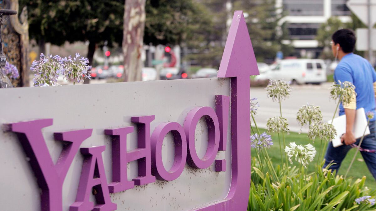 cheats/2012/04/04/yahoo-lays-off-2-000/yahoo-layoffs-2000-cheat_ktd07o