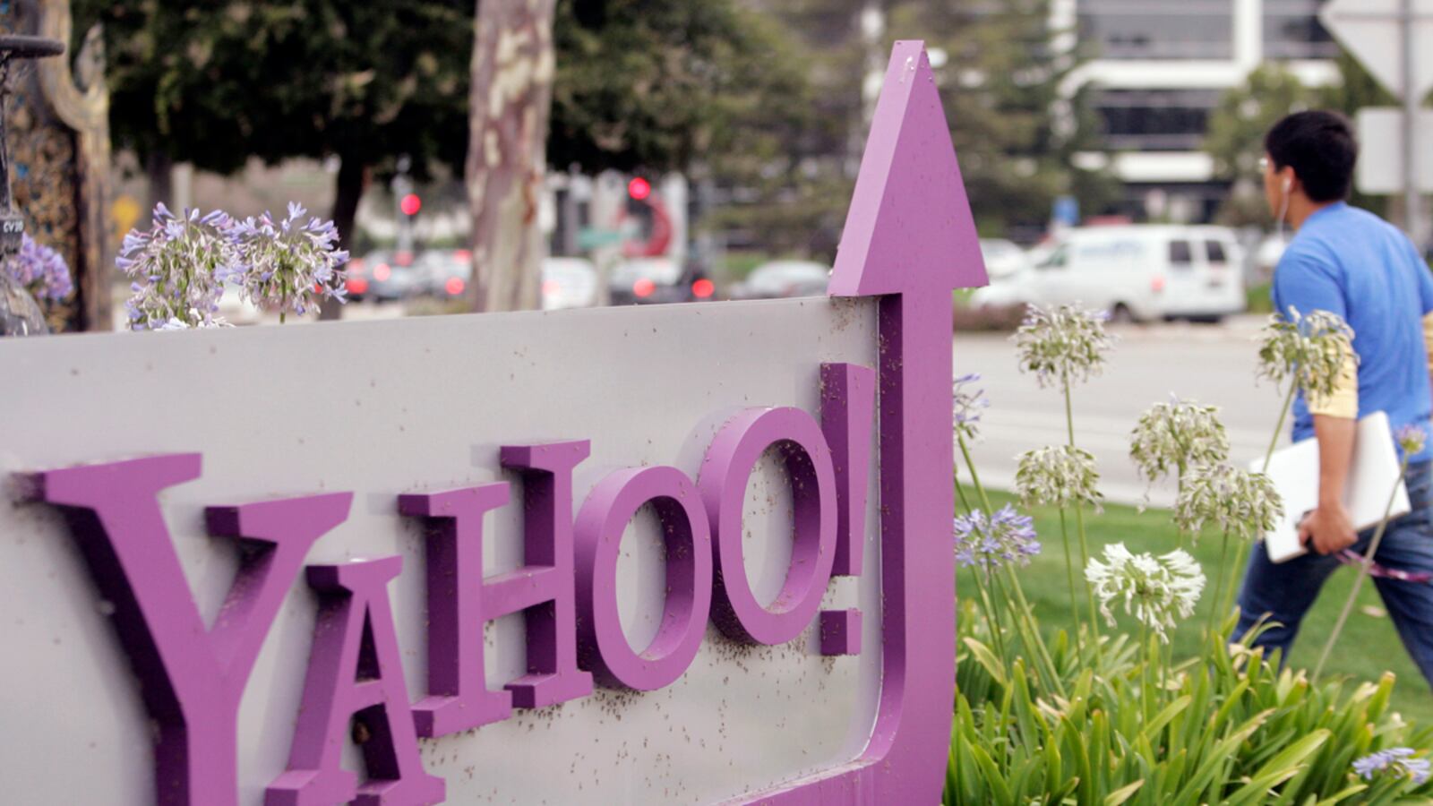 cheats/2012/04/04/yahoo-lays-off-2-000/yahoo-layoffs-2000-cheat_ktd07o