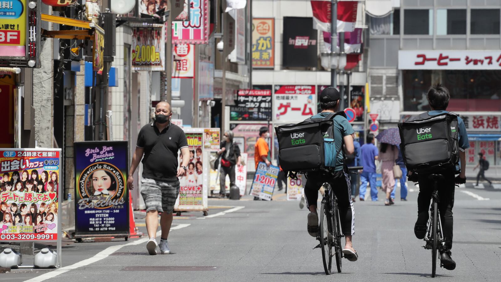 2020-05-06T000000Z_692000008_MT1YOMIUR000DMM11G_RTRMADP_3_NOVEL-CORONAVIRUS-OUTBREAK-UBER-EATS-IN-JAPAN_ztu9xn