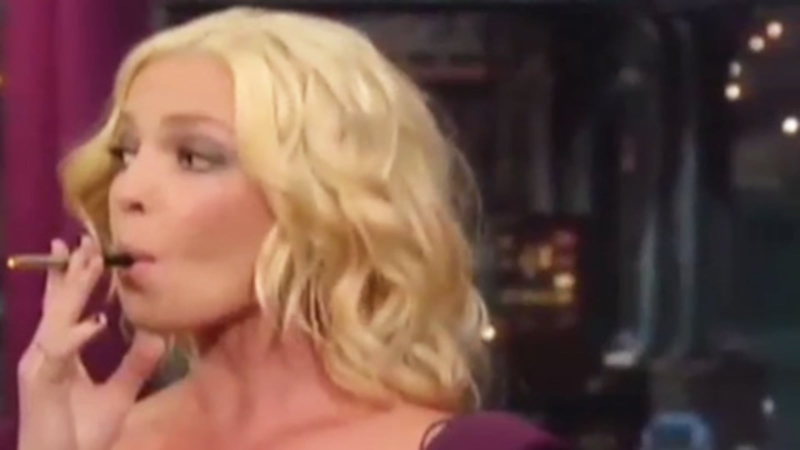 videos/2010/09/28/katherine-heigl-smokes-electric-cigarette-on-letterman/letterman-heigl-120_k081f8