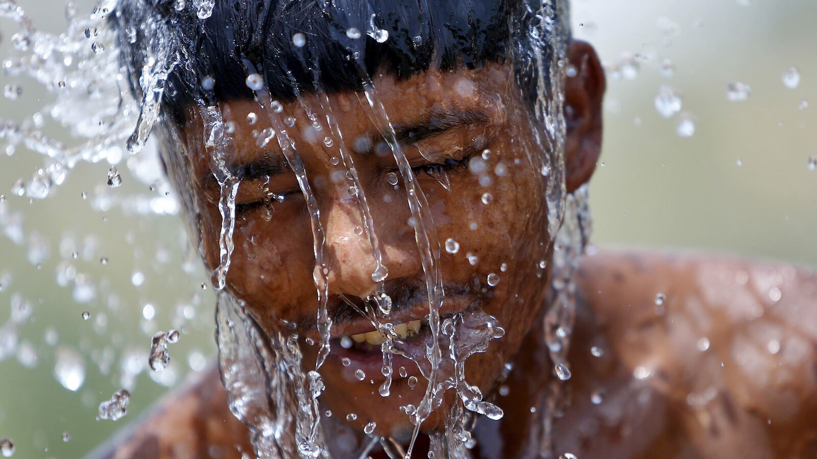 cheats/2015/06/19/2015-poised-to-be-hottest-year-on-record/150619-heat-cheat_iqfung