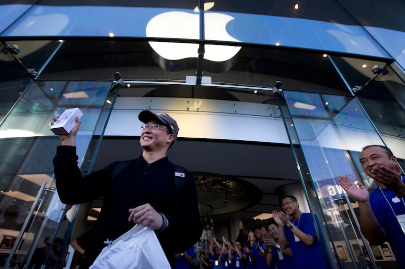 articles/2013/09/23/apple-s-new-iphones-met-by-strong-demand/130923-OConnor-iphone-tease_bvtaea