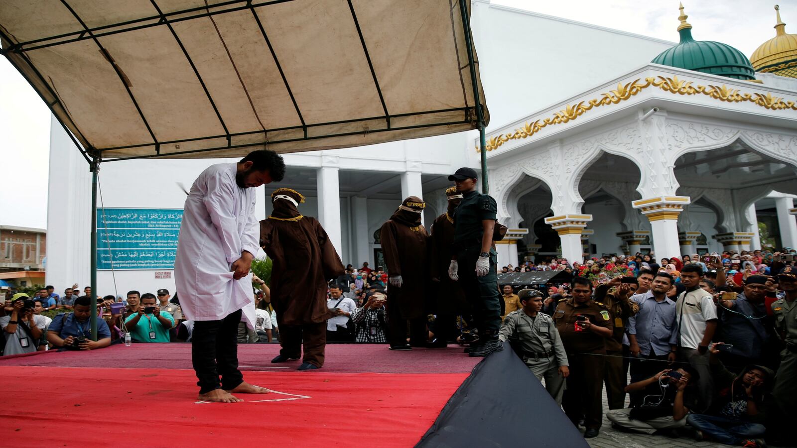 170523-indonesia-public-caning-gays-cheat_vcnrnn