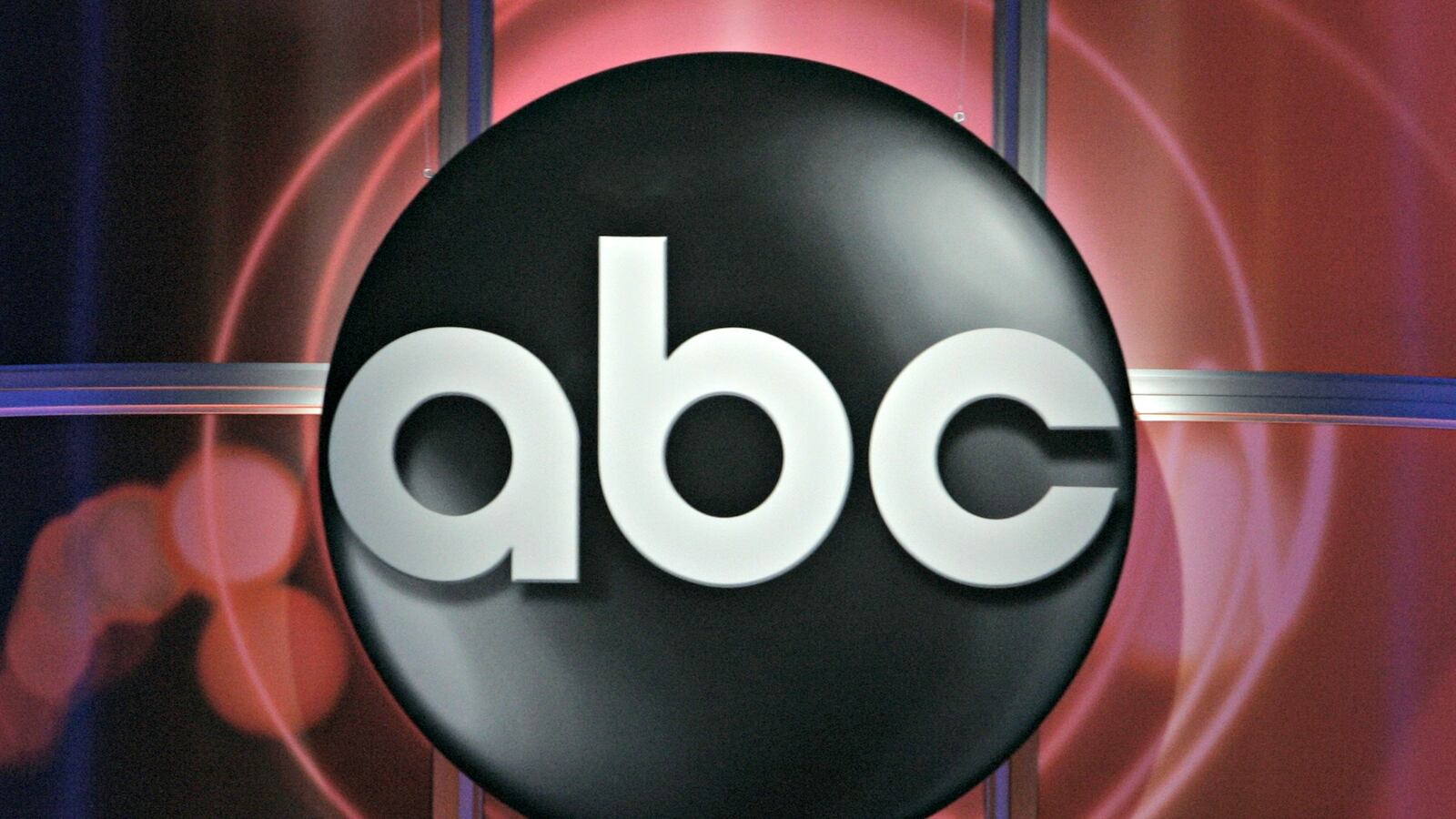cheats/2016/11/04/abc-news-probes-staged-crime-scene-shot/161104-abc-news-logo-cheat_seenln