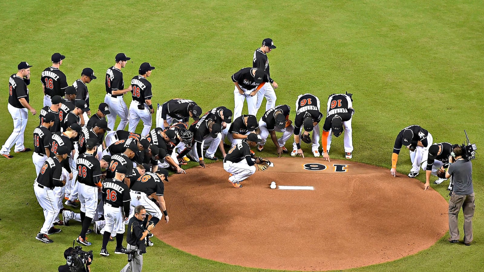 cheats/2016/09/26/marlins-pay-emotional-tribute-to-jos-fern-ndez/160926-marlins-tribute-cheat_paa95a