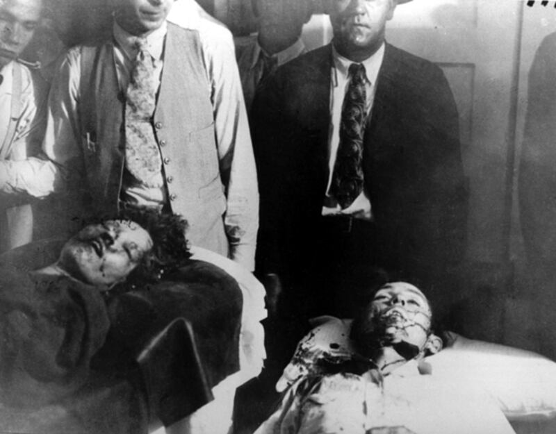 galleries/2011/10/20/gaddafi-killed-more-famous-remains-photos/famous-remains---bonnie-clyde_nddtjv