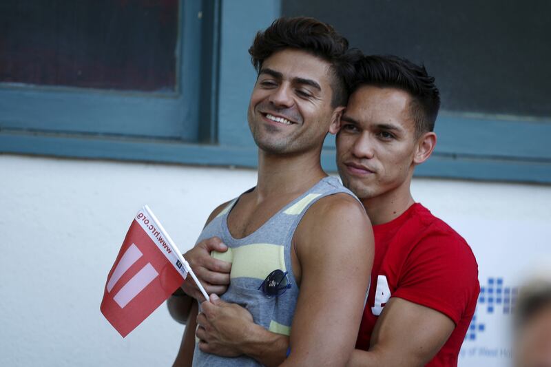 galleries/2015/06/26/scene-at-the-supreme-court-gay-marriage-photo/150627-gay-marriage-08_l9wlyp