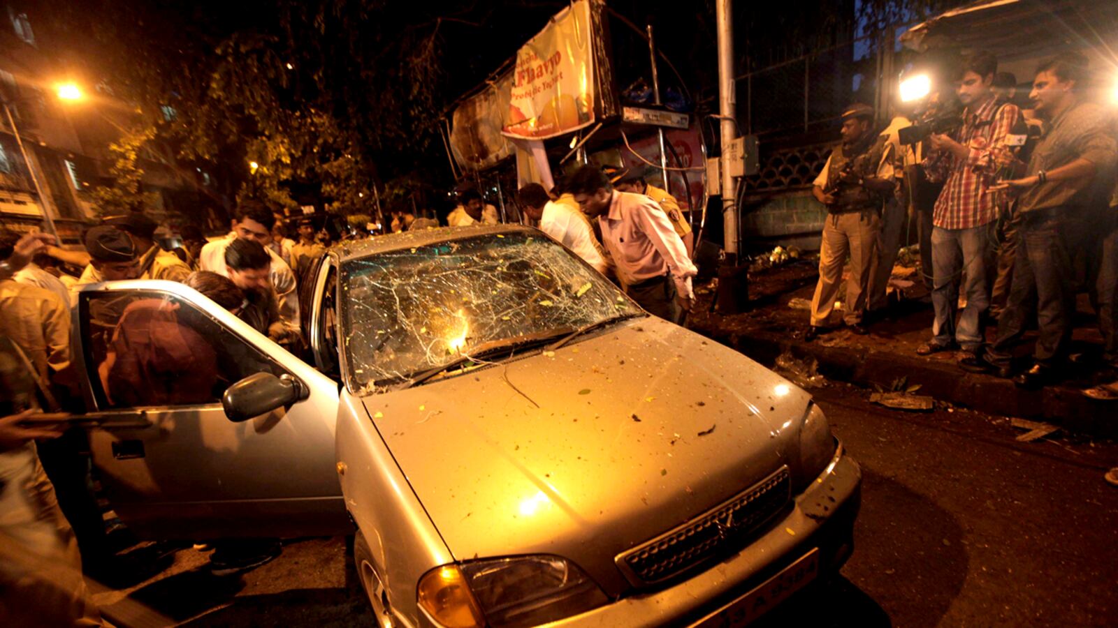 articles/2011/07/13/mumbai-blasts-shocking-photos/mumbai-explosions-cs_xtqdhg