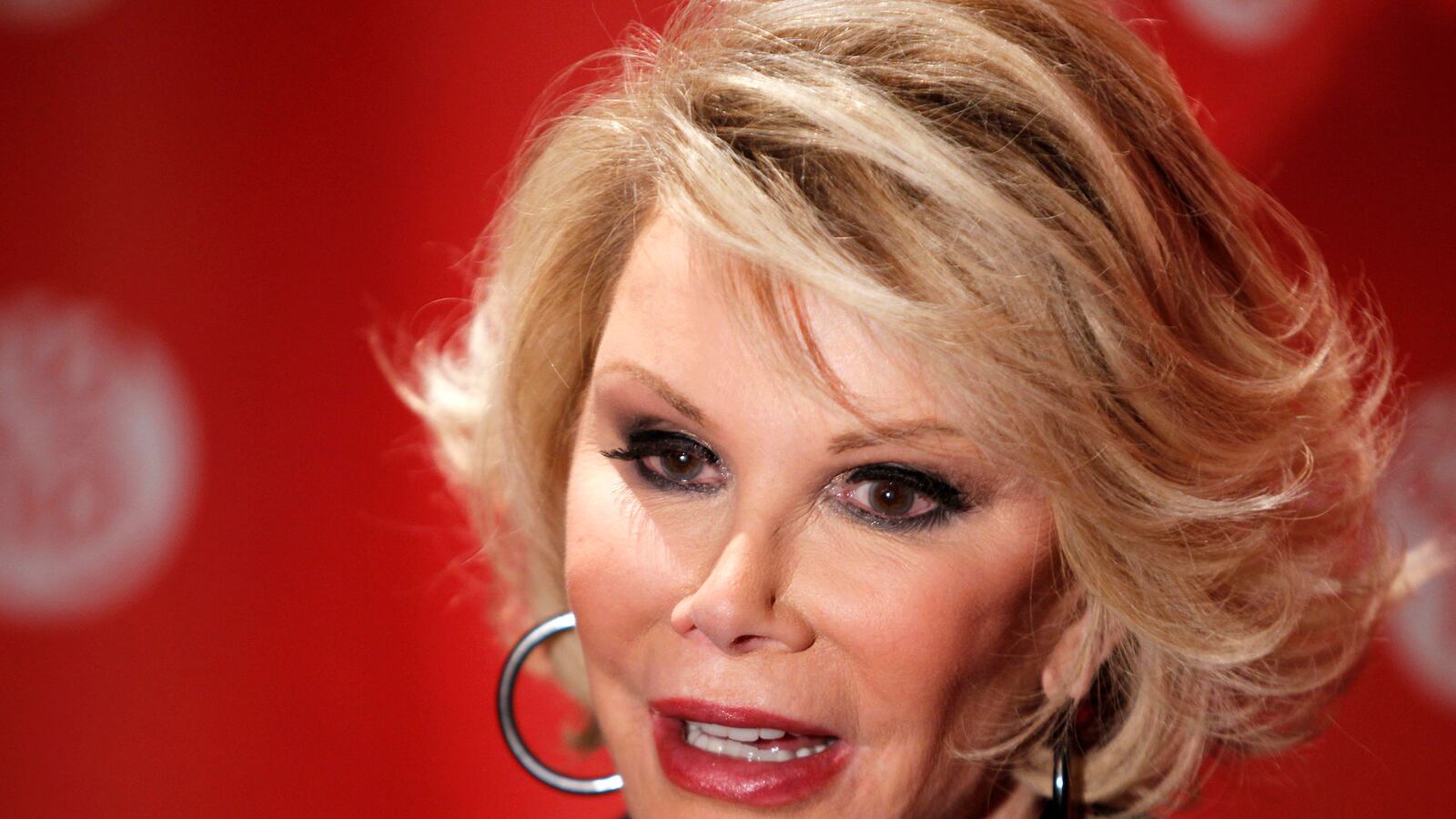 cheats/2014/11/10/staff-photographed-sedated-joan-rivers/141111-rivers-clinic-cheat_b1mzwf