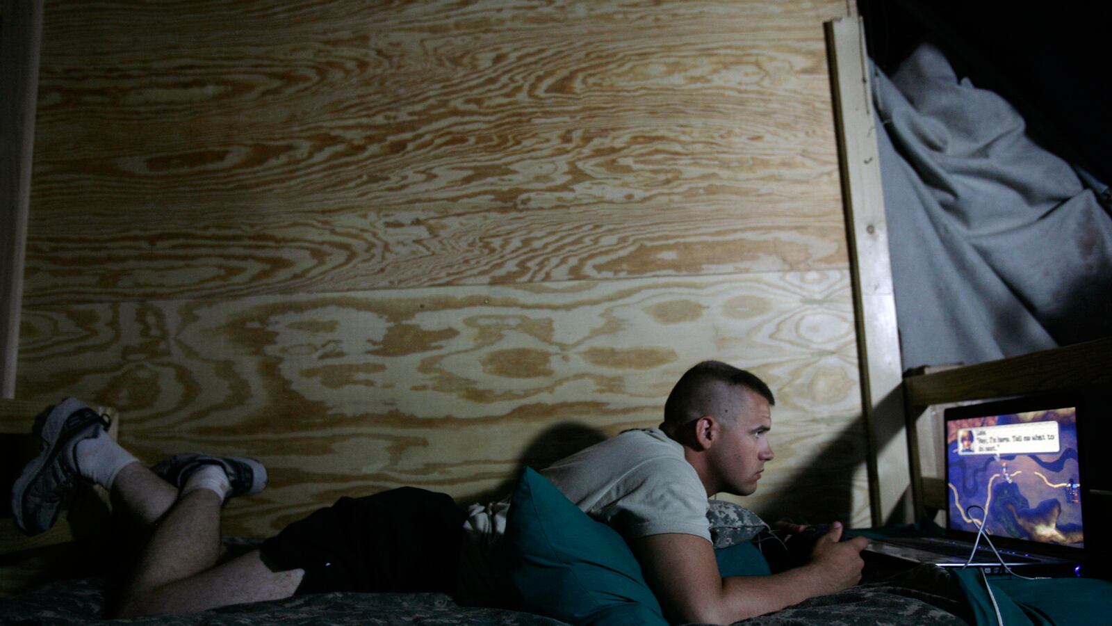 articles/2013/10/08/most-young-gamers-unfit-for-call-of-duty/131007-gomez-duty-tease_ygbcgv