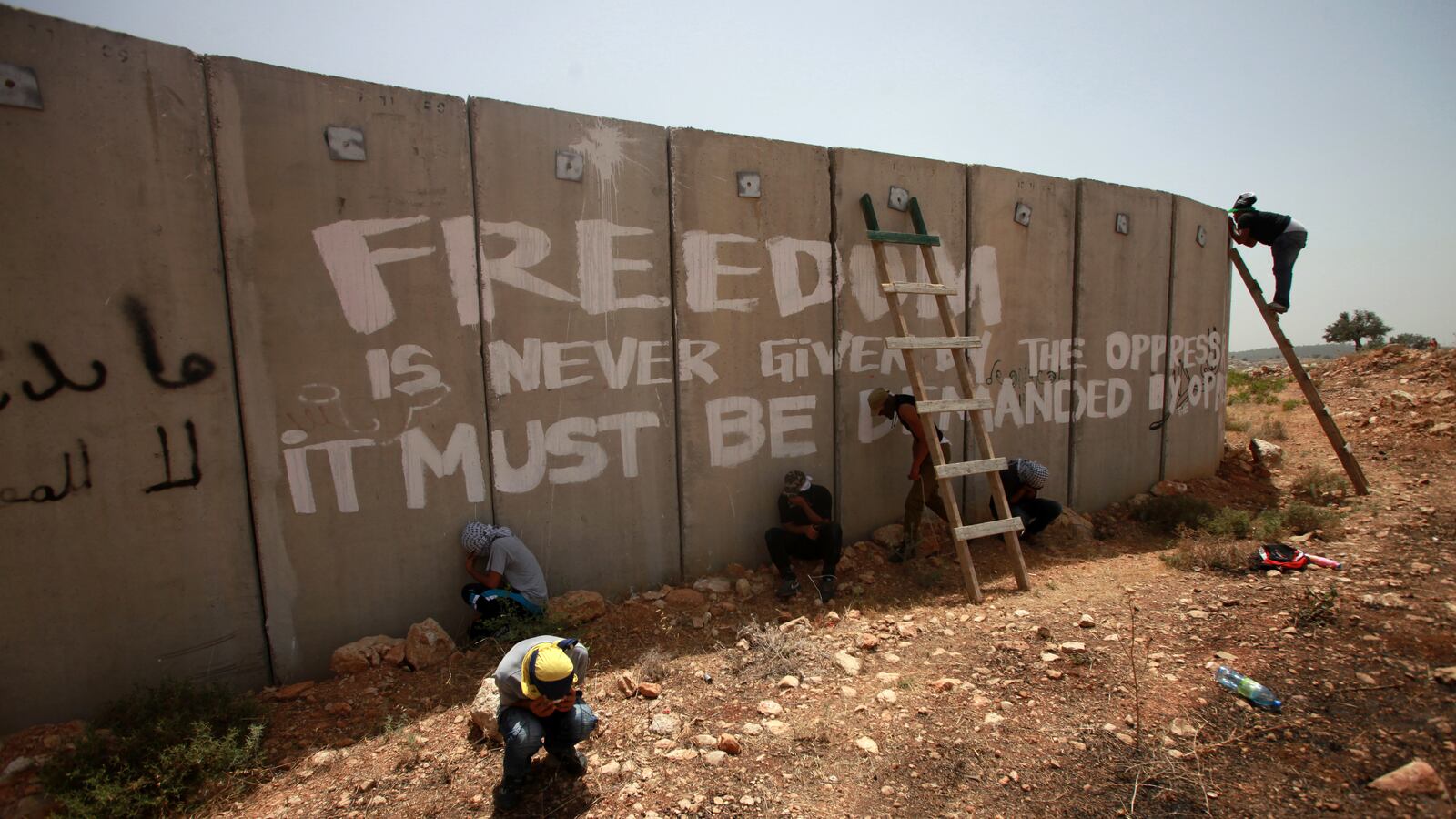 articles/2013/09/24/what-canada-s-history-teaches-us-about-the-two-state-paradigm/OZ_separation_wall_lisqga