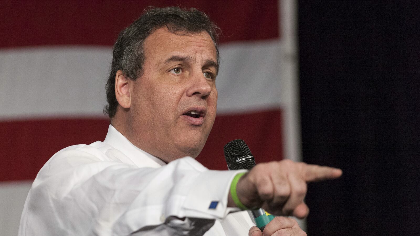 articles/2015/11/10/this-is-where-you-find-chris-christie-s-heart/151109-nuzzi-christie-tease_akwmyf