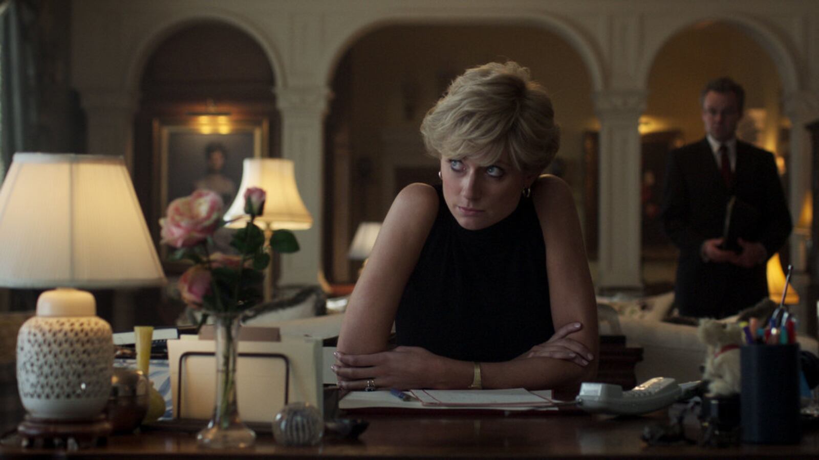 221109-syke-the-crown-british-security-hero_iwh04m