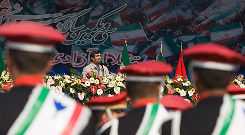 galleries/2010/02/11/scenes-from-the-iranian-front/iran-anniversary-protests-3_azz3bk