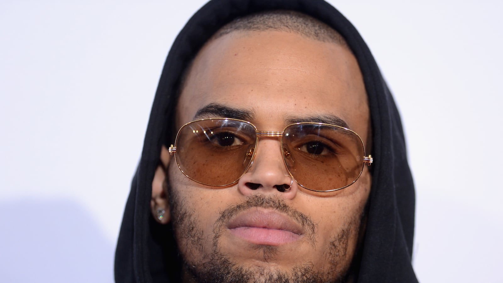 cheats/2013/03/07/chris-brown-flips-out-at-valet/130122-chris-brown-swatting-cheat_egkkcy