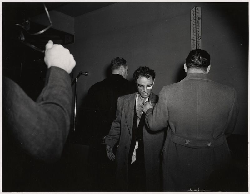 galleries/2013/11/02/murder-mayhem-and-mishaps-inside-weegee-s-new-york-photos/131030-weegee1_fuhawi