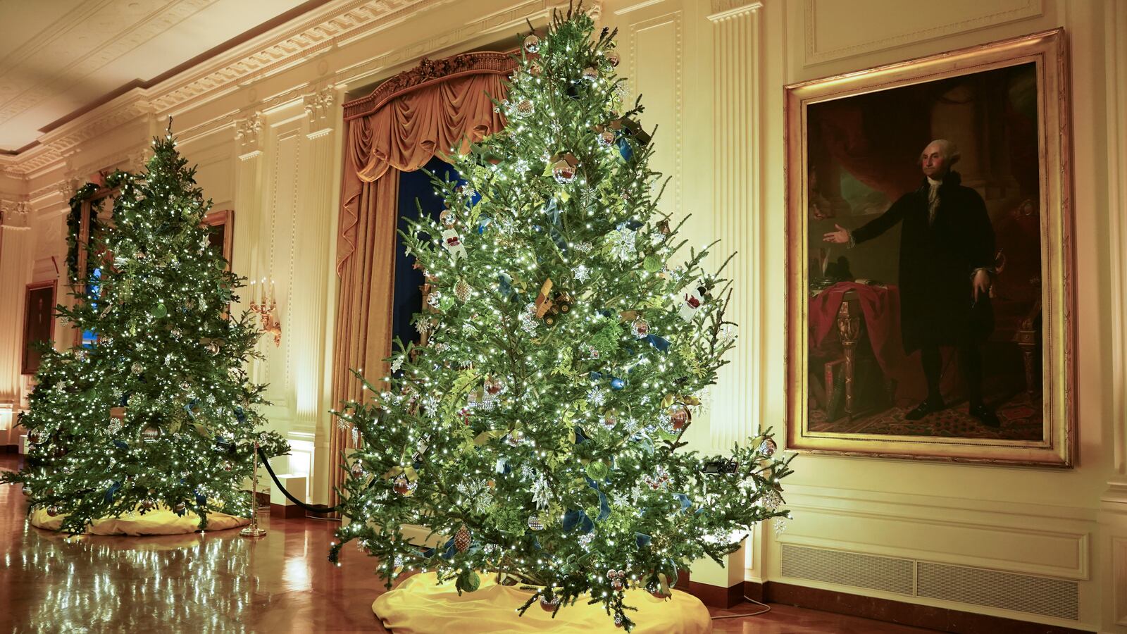 2020-11-30T144317Z_565889183_RC2QDK9DR8OZ_RTRMADP_3_CHRISTMAS-SEASON-WHITE-HOUSE_mjnawe