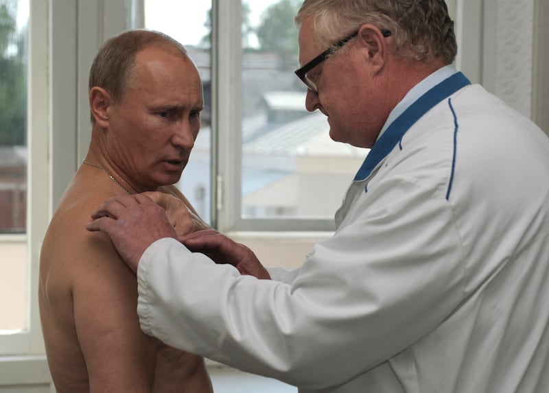 TOPSHOT - Russian Prime Minister Vladimir Putin (L) received consultation from traumatologist Viktor Petrachenkov during his visit to Smolensk Regional Hospital on August 25, 2011. Putin said he has hurt his shoulder during morning Judo practice. AFP PHOTO/ RIA-NOVOSTI/ Alexey DRUZHININ (Photo by Alexey DRUZHININ / RIA NOVOSTI / AFP) (Photo by ALEXEY DRUZHININ/RIA NOVOSTI/AFP via Getty Images)