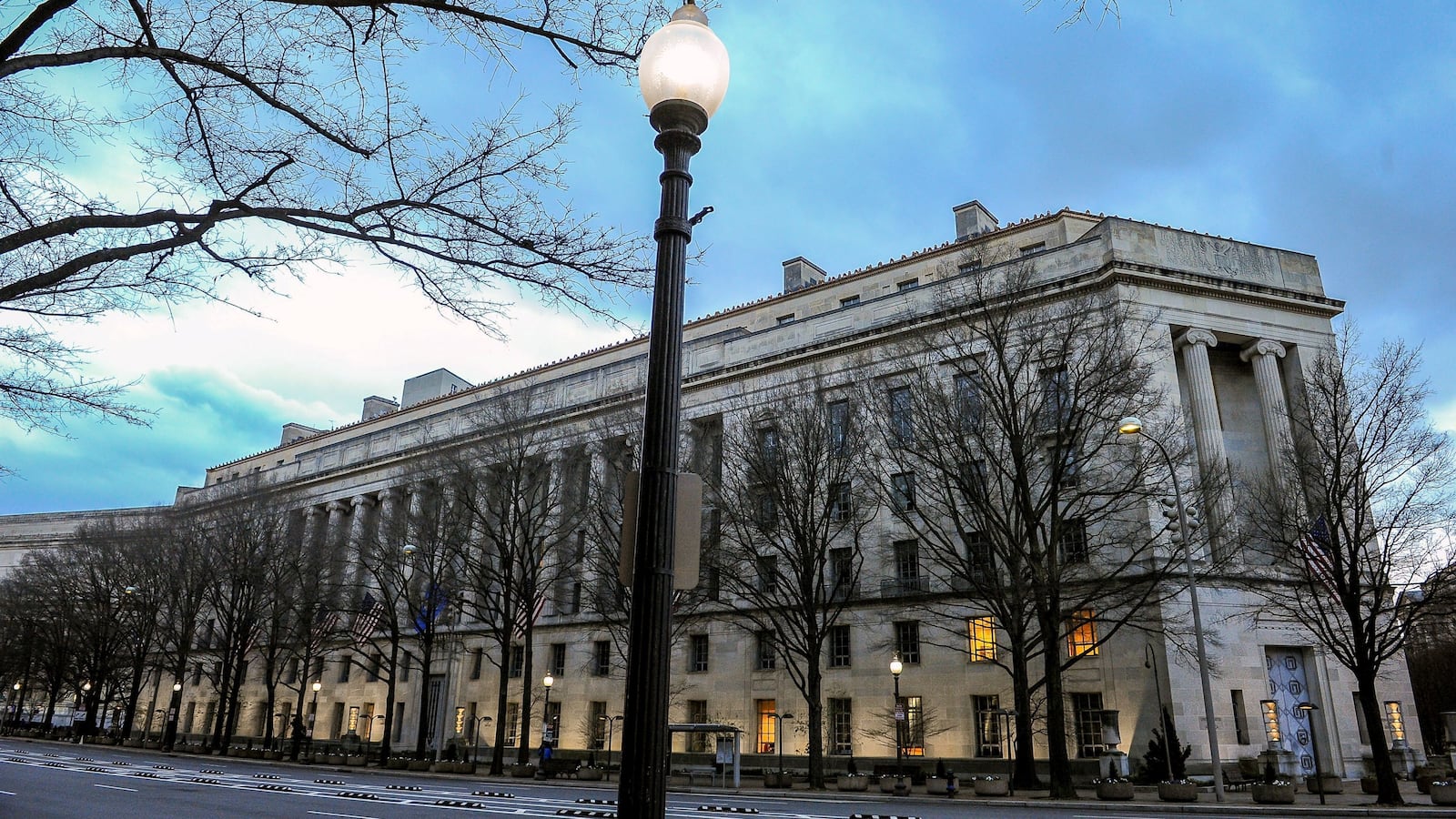 2020-05-15T230624Z_510548375_RC2BPG9IISXK_RTRMADP_3_USA-DOJ-BANKS_k8kzyt
