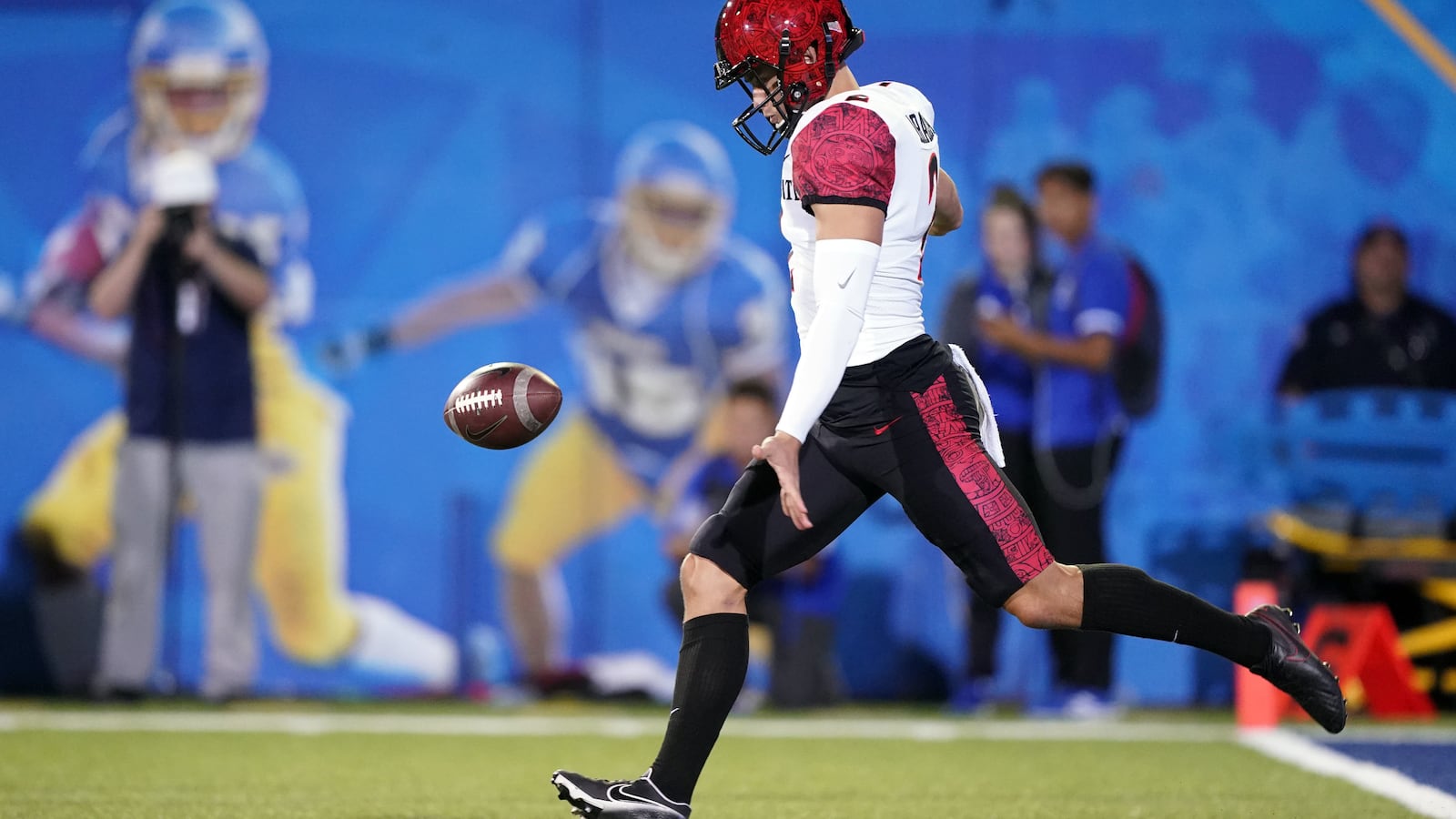 2021-10-18T091249Z_1482410647_MT1USATODAY16979164_RTRMADP_3_NCAA-FOOTBALL-SAN-DIEGO-STATE-AT-SAN-JOSE-STATE_lahir6