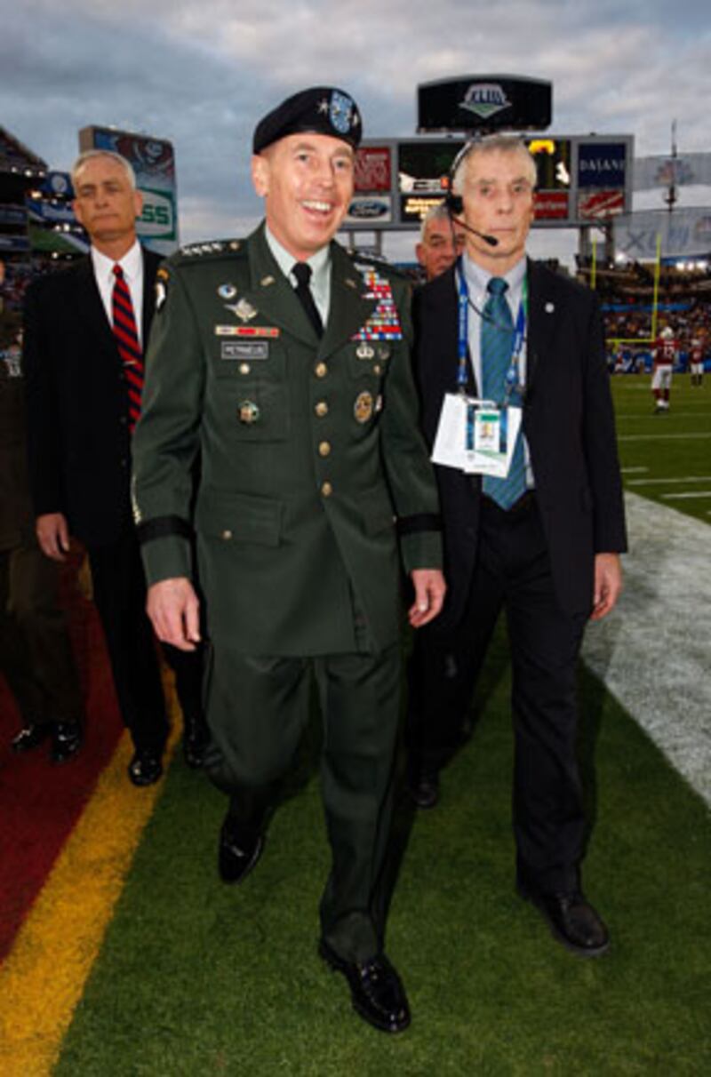 galleries/2011/02/05/celebrities-at-the-super-bowl/celeattend-super-bowl---gen-petraeus_qfipmd