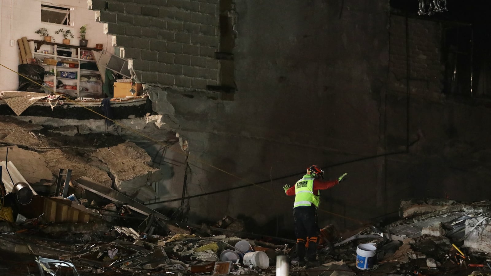 170925-mexico-city-buildings-collapse-cheat_snwht8