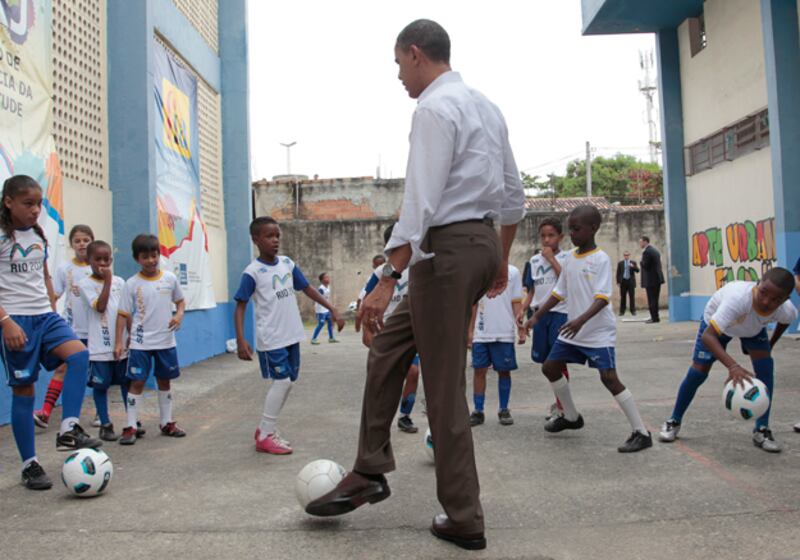 galleries/2011/03/19/obamas-visit-brazil/obama-brazil---soccer_aqn9nn