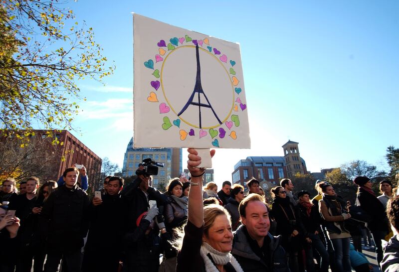 galleries/2015/11/14/city-in-mourning-paris-reacts-to-the-aftermath-of-terror-photos/151114-world-mourns-paris-11_t0ery8