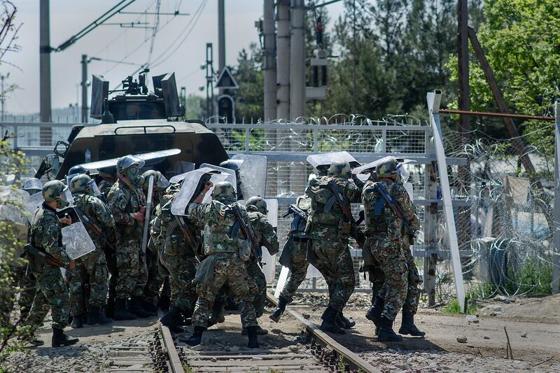 galleries/2016/04/11/migrants-clash-with-police-in-macedonia/160411-macedonia-migrants2_rkvokx