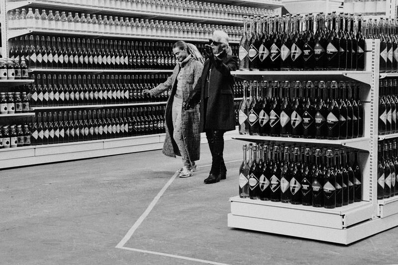 galleries/2014/03/05/shop-til-you-drop-at-chanel-fall-winter-2014-paris-fashion-week-photos/140305-harry-carr2_wpypv9