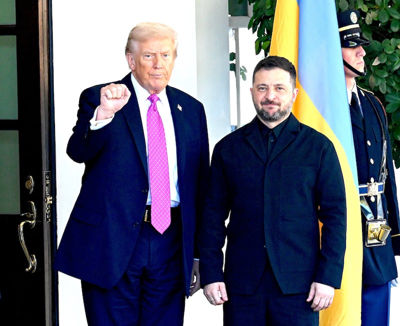 President Donald Trump (L) greets Ukrainian President Volodymyr Zelensky