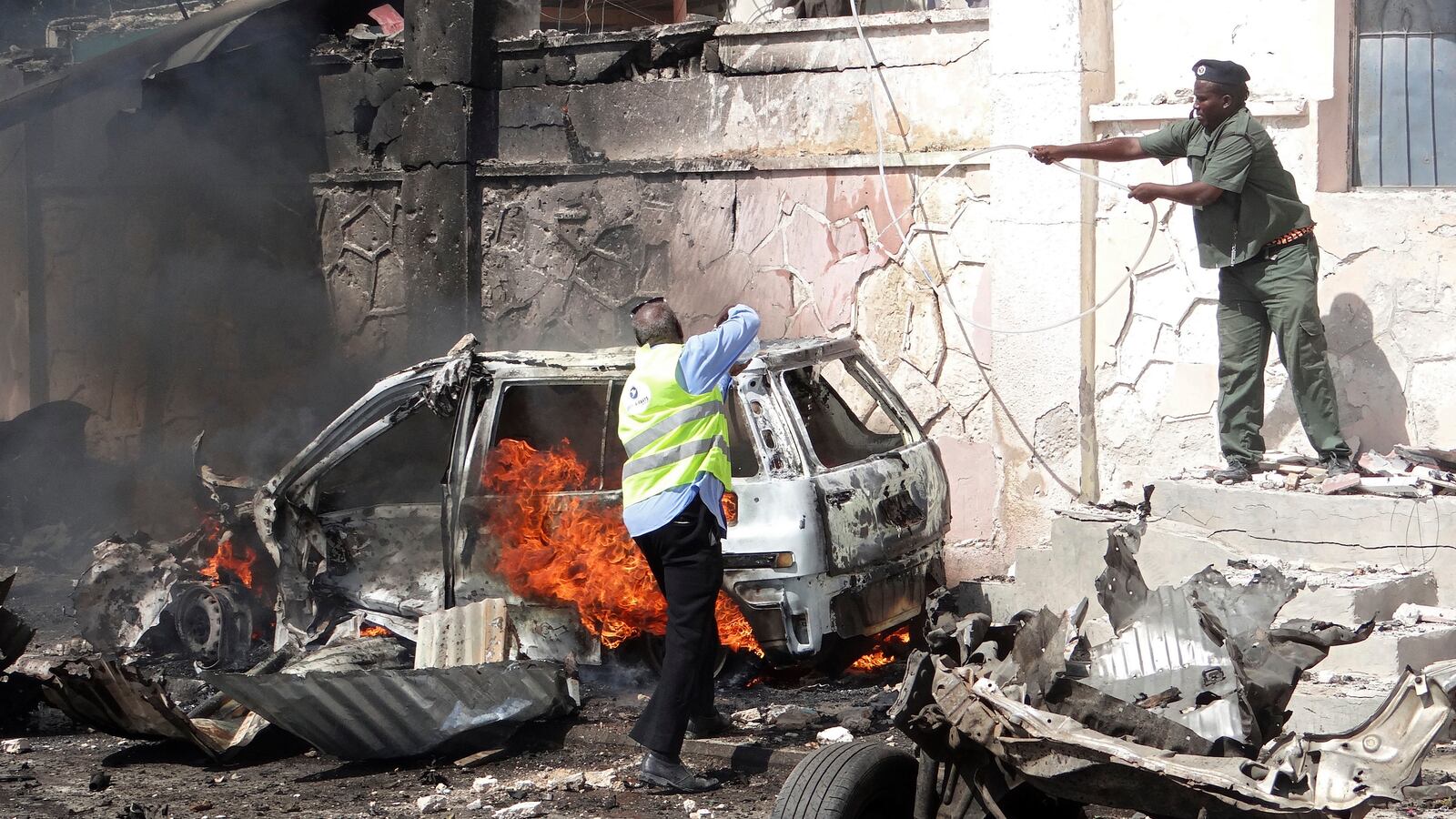 cheats/2014/12/03/un-convoy-attacked-in-somalia/141203-somalia-attack-cheat_r5xh9y